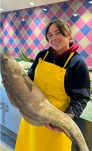 Florence et Antoine, artisnas poissonniers  à la Poissonnerie Moser à Sceaux (92)