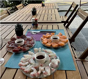 Assiette de poissons froids, cuits ou cru selon la préparation à savouer en terrasse à la Poissonnerie Moser de Sceaux (92)