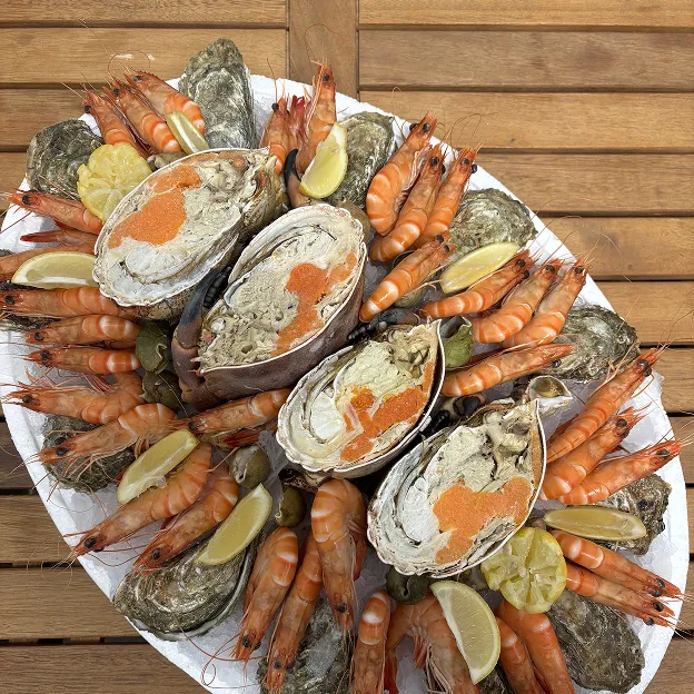 Plateau huîtres et crevettes préparé par la Poissonnerie Moser - Saveurs de l Océan à Sceaux (92)