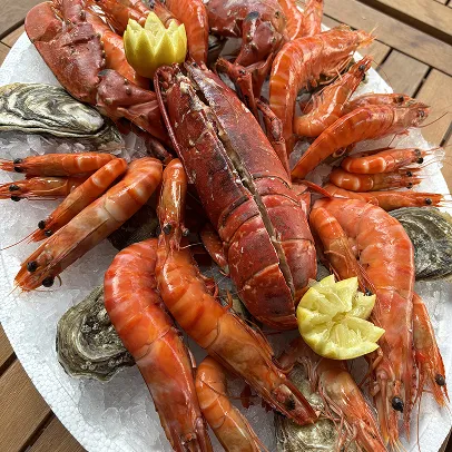 Homard, crevettes et huîtres sur plateau - Poissonnerie Moser Saveurs de l Océan (92)