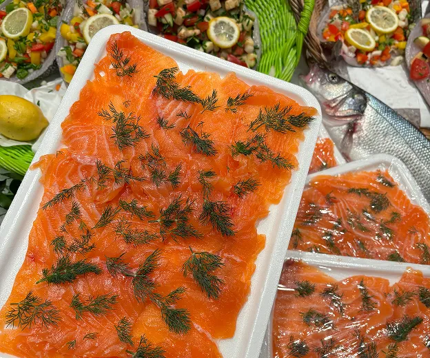 Saumon frais fumé proposé par la Poissonerie Moser - Saveurs de l'Océan à Sceaux (92)