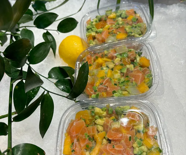 Salades gourmandes à emporter chez la Poissonerie Moser - Saveurs de l'Océan à Sceaux (92)