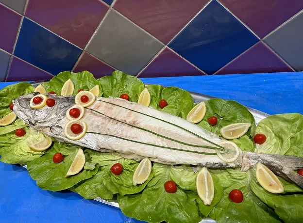 Préparation de poissons froids prêts à déguster - colin ou saumon - par votre traiteur Poissonnerie Moser à Sceaux (92)