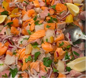 Salade froides à base de saumon frais et légumes proposées par le traiteur Poissonnerie Moser - Saveurs de l Océan à Sceaux (92)