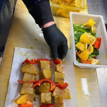 Préparation de brochettes de poissons prêtes à cuire - Traiteur Poissonnerie Moser - Saveurs de l Ocean à Sceaux - Hauts de Seine 92