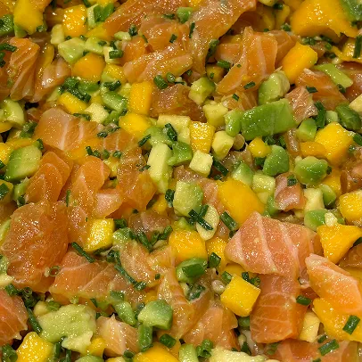 Tartare de saumon frais avec avocat et mangue - Traiteur Poissonnerie Moser - Saveurs de l Ocean à Sceaux - Hauts de Seine 92